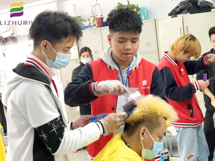 來南寧美發(fā)培訓(xùn)班，學(xué)專業(yè)染發(fā)技術(shù)