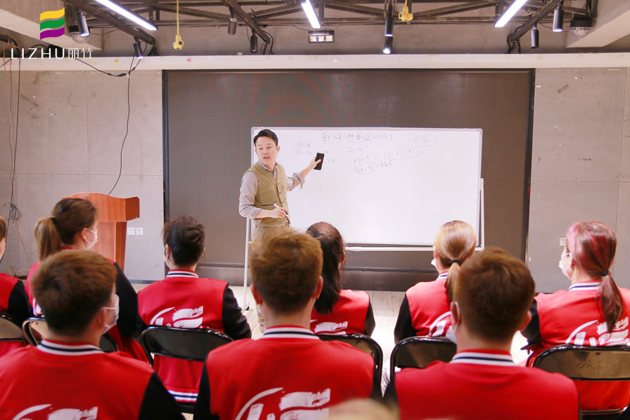 乾健·形象設(shè)計(jì)沙龍招人啦！廣西美發(fā)學(xué)校為你解決就業(yè)之憂