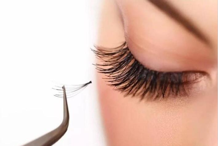 嫁接睫毛紅腫怎么辦？南寧美睫學(xué)校來幫你
