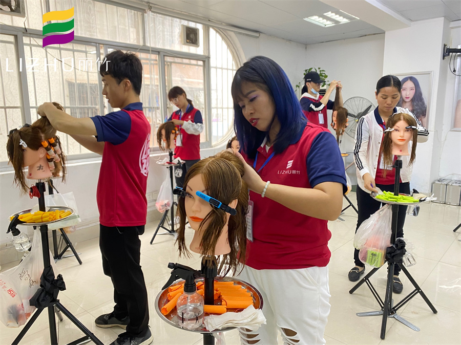 南寧學(xué)美發(fā)哪里的學(xué)費(fèi)便宜？南寧美發(fā)學(xué)校哪里比較專業(yè)？