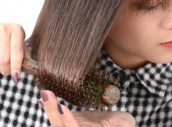 如何快速清理卷發(fā)梳上的頭發(fā)？廣西美發(fā)培訓(xùn)班教你