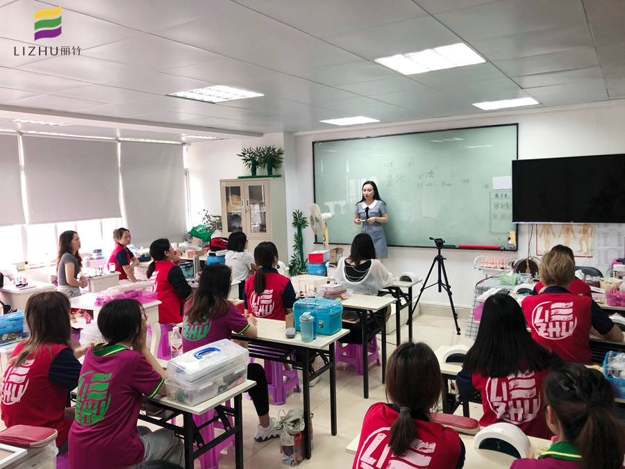 南寧學(xué)美甲好就業(yè)嗎？看看我們翌航美甲店就業(yè)專場(chǎng)吧