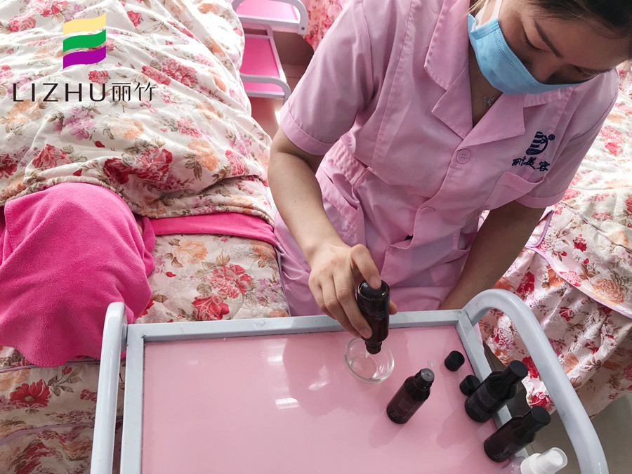 南寧美容學(xué)校排行榜教你美容精油的使用方法