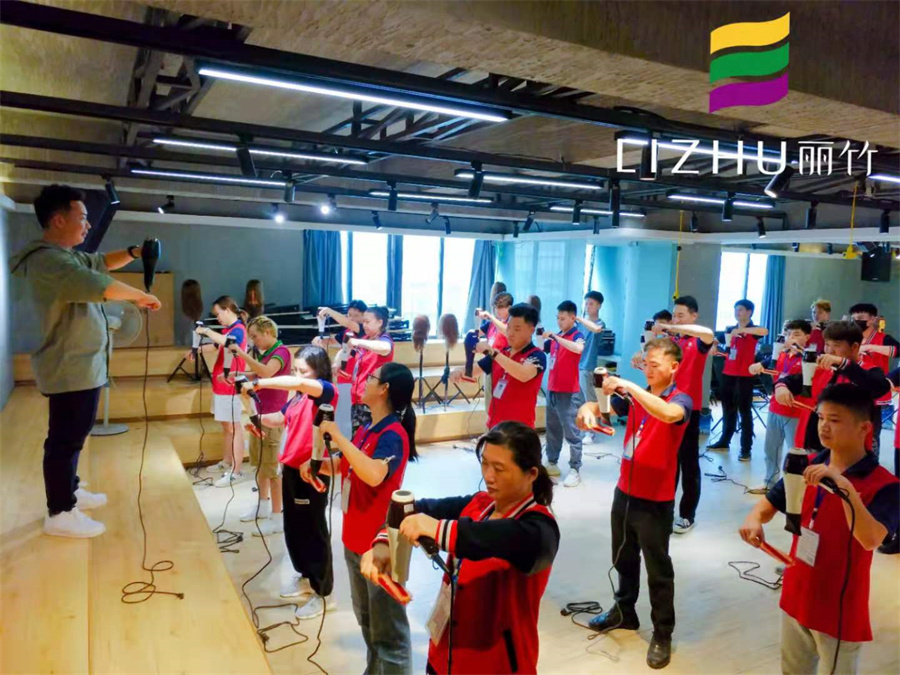 美發(fā)吹風(fēng)造型教程，廣西師資強(qiáng)的美發(fā)學(xué)校找到了