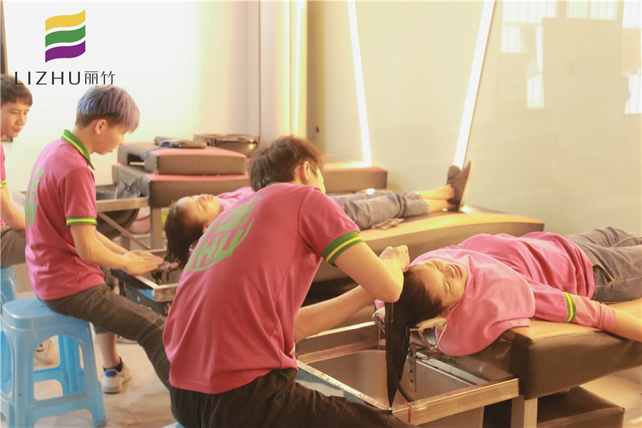 南寧哪里可以學(xué)美發(fā)？看看麗竹學(xué)校洗護(hù)就知道