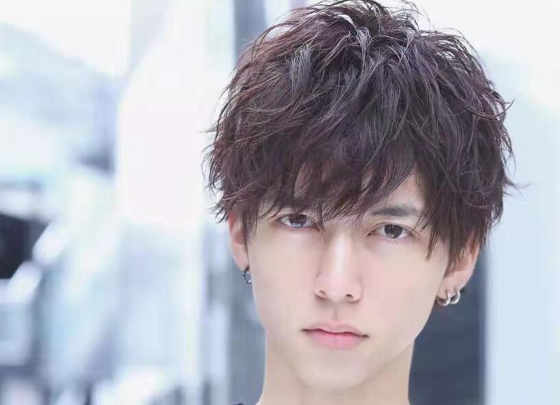 錫紙燙兩邊的頭發(fā)需要剪嗎？廣西正規(guī)美發(fā)學(xué)校告訴你