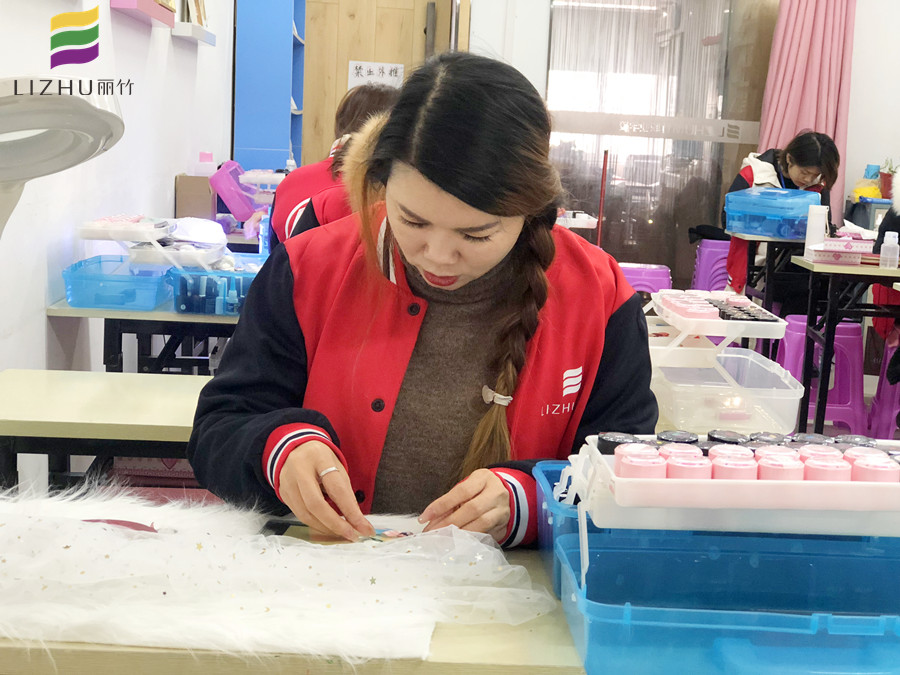 在南寧正規(guī)美甲學(xué)校學(xué)習(xí)，天天都有學(xué)不完的東西