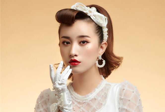 復(fù)古迪斯科妝容造型，廣西化妝學(xué)校這款造型愛(ài)了嗎？