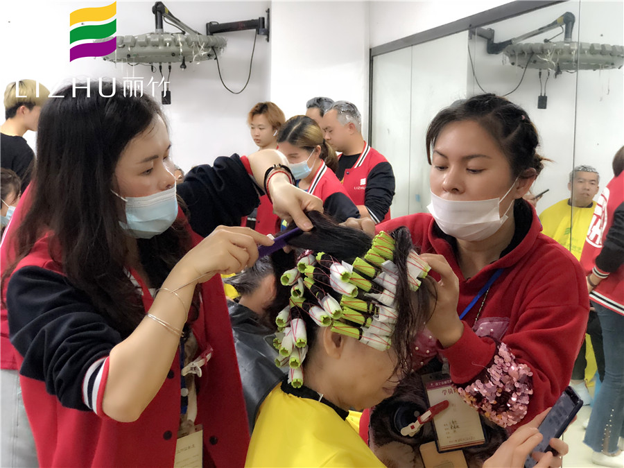 美發(fā)初學(xué)者燙發(fā)上杠基本操作方法，南寧美發(fā)學(xué)校分享