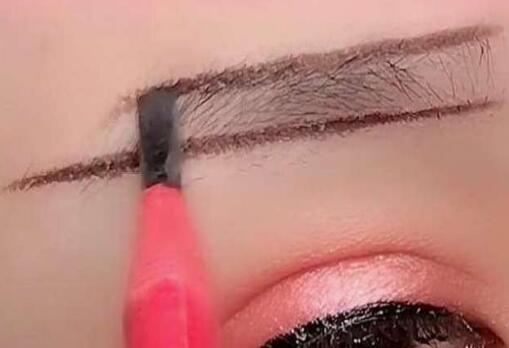 初學(xué)化妝畫(huà)好眉毛的教程，來(lái)南寧化妝學(xué)校學(xué)習(xí)