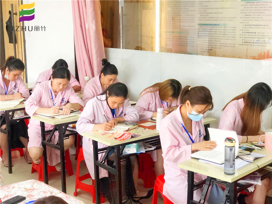 美容師為什么要學(xué)理論知識(shí)？南寧專(zhuān)業(yè)美容培訓(xùn)告訴你