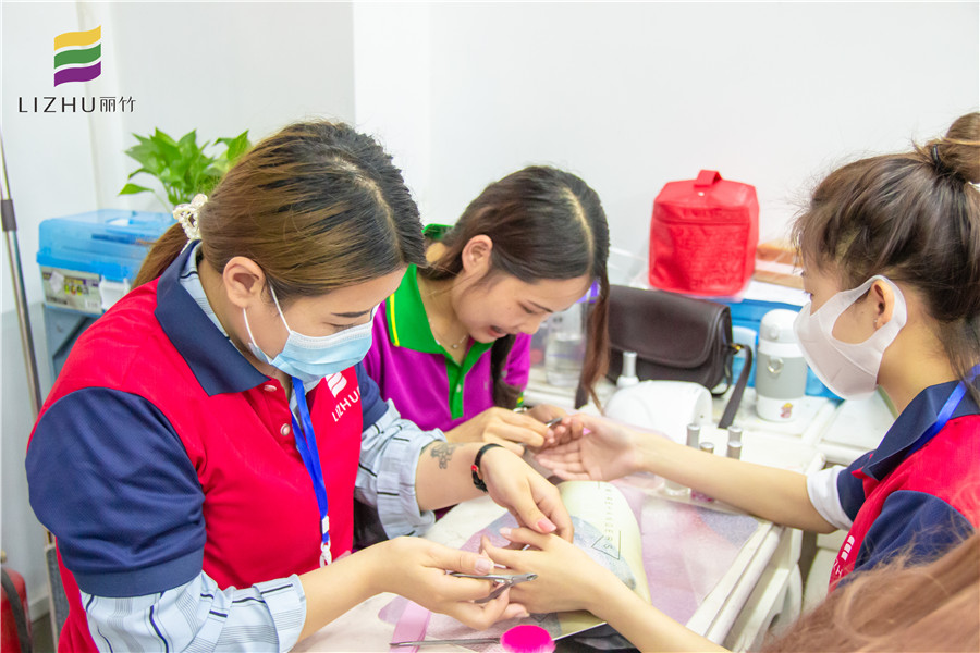 美甲怎么修剪死皮？來(lái)南寧美甲培訓(xùn)班看看就知道啦