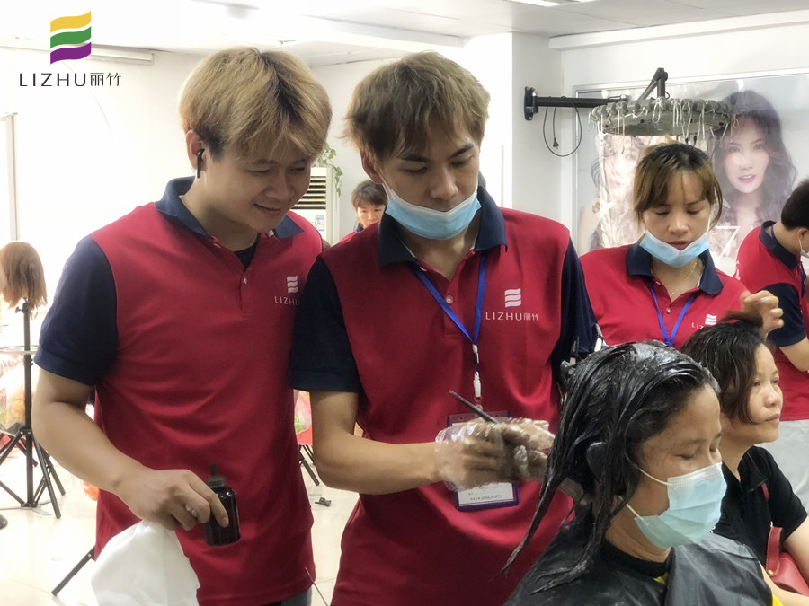 涂抹染膏的技巧，南寧美發(fā)師培訓(xùn)必須課程