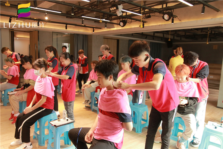 學(xué)美發(fā)為什么要學(xué)按摩？南寧專業(yè)美發(fā)學(xué)校告訴你