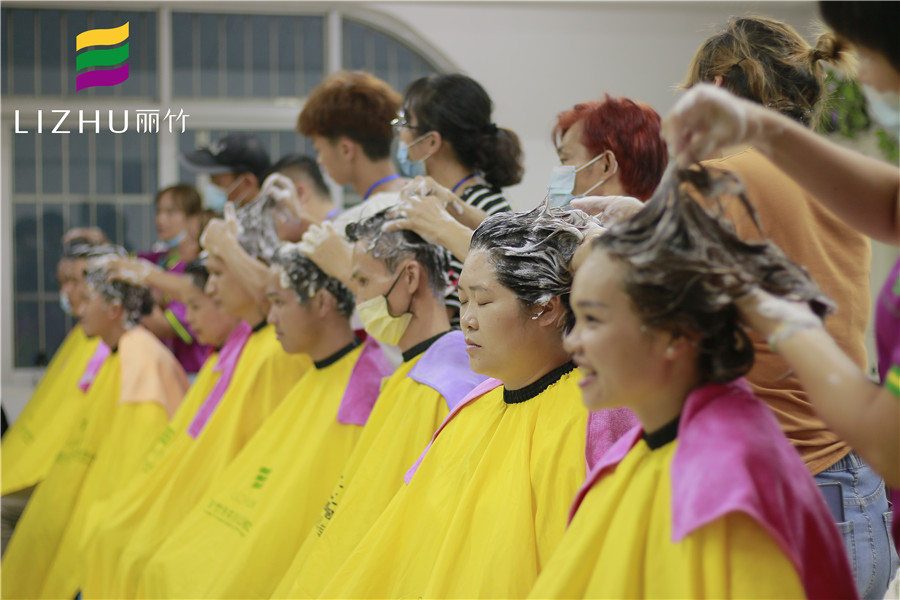 坐著怎么洗頭？南寧專(zhuān)業(yè)美發(fā)培訓(xùn)教你