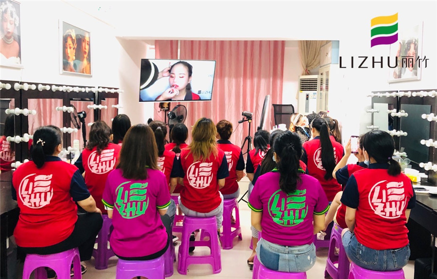 跟著南寧化妝學(xué)校學(xué)，新手也能畫(huà)出驚艷的唇妝