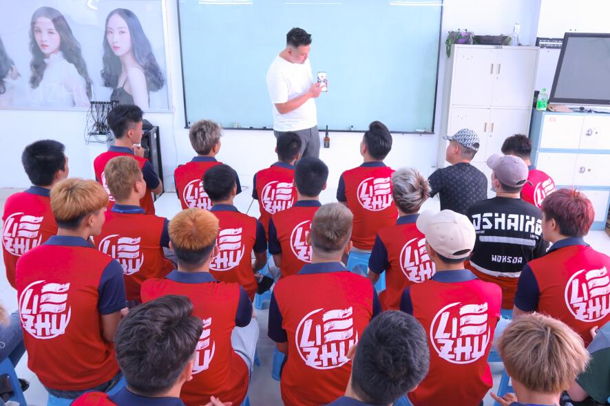 南寧學(xué)美發(fā)有前途嗎？選對(duì)美發(fā)培訓(xùn)學(xué)校很重要