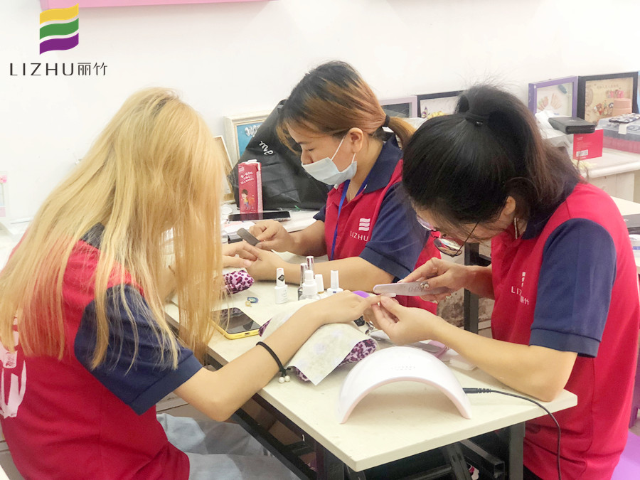 美甲新手修甲型的技巧，南寧美甲學(xué)校統(tǒng)統(tǒng)告訴你