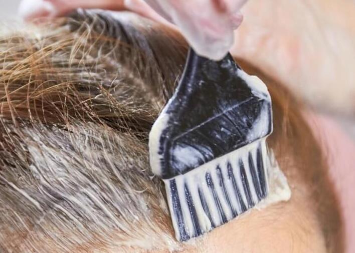 染發(fā)的時候頭皮痛？南寧技術好的美發(fā)學校來解答