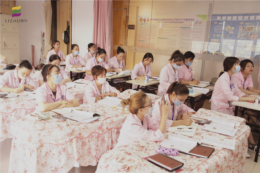 在南寧學(xué)美容，到麗竹學(xué)校美容全能班看看吧