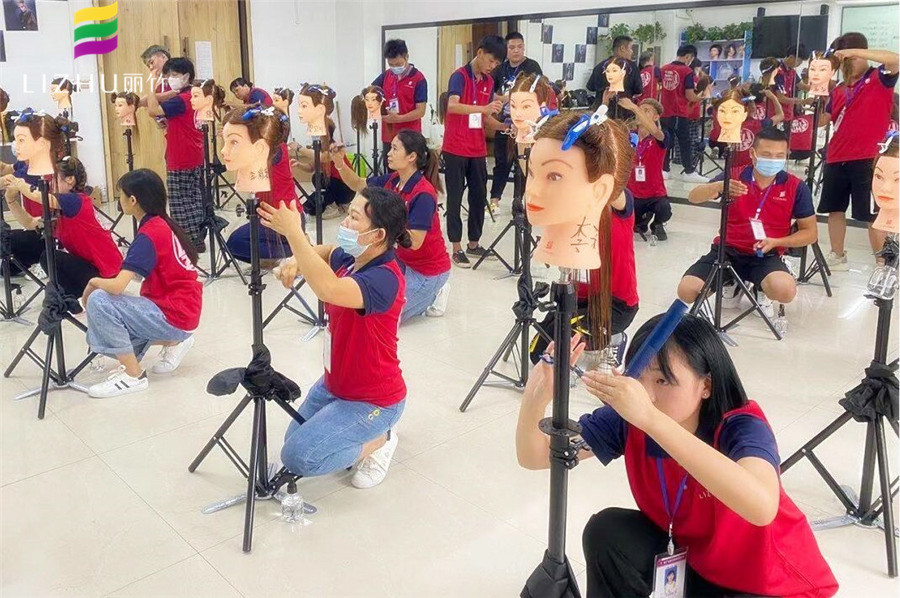 想知道美發(fā)水平線修剪技巧？來廣西美發(fā)學(xué)?？纯?>
								
								<span id=