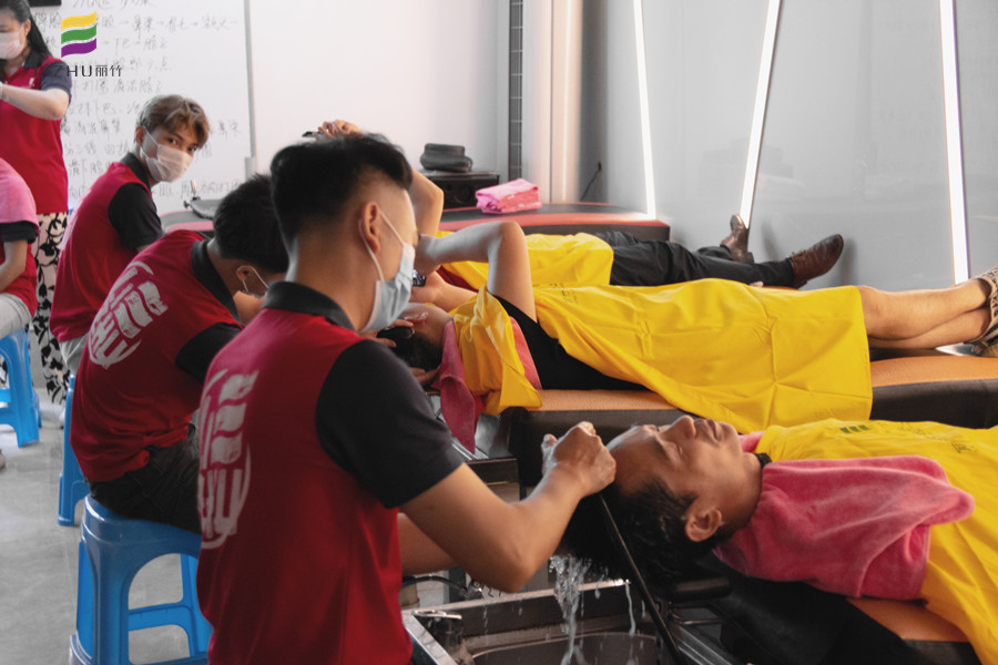 南寧美發(fā)學(xué)校排行：美發(fā)班里的洗護練習(xí)