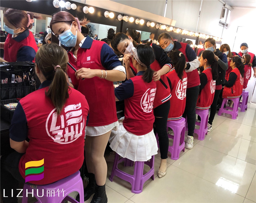 化妝培訓(xùn)資訊：底妝要服帖  用什么上妝好