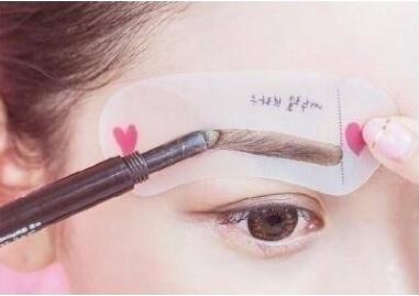 學360°畫眉大法，體驗南寧專業(yè)彩妝學校氛圍