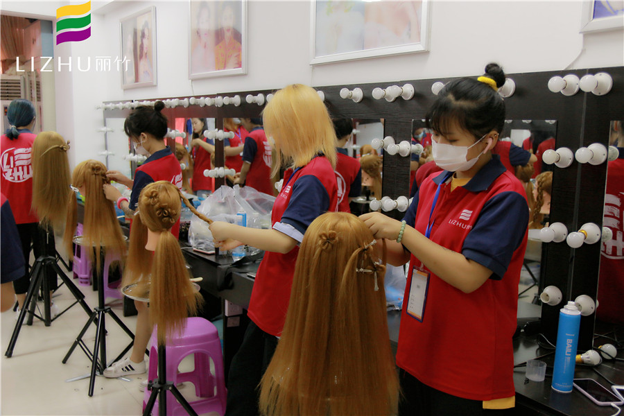 幸運(yùn)草森系編發(fā)，快來廣西彩妝造型學(xué)校學(xué)習(xí)下