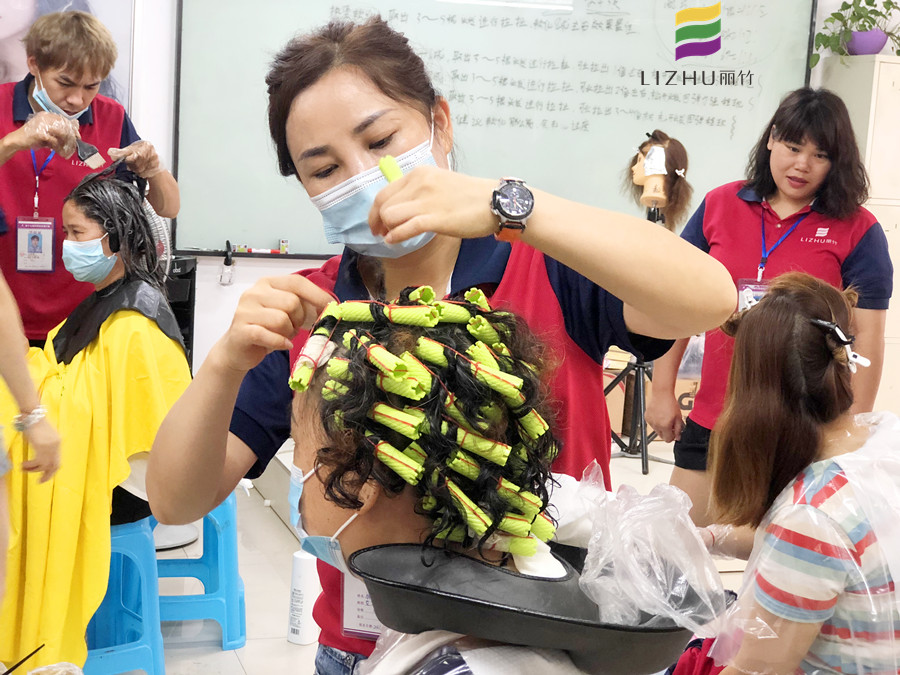 直擊廣西美發(fā)職業(yè)培訓(xùn)學(xué)校燙染真人實(shí)操現(xiàn)場