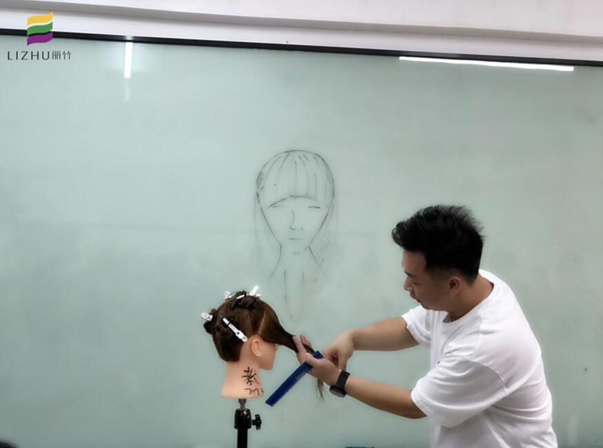 南寧專(zhuān)業(yè)美發(fā)學(xué)校叫你千萬(wàn)別剪齊劉海