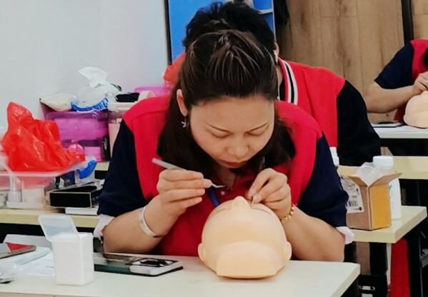 南寧專業(yè)美睫培訓(xùn)學(xué)校：學(xué)美睫有前途嗎？