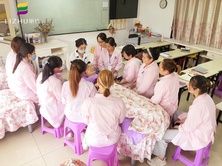 日常眼部保養(yǎng)怎么做？廣西正規(guī)美容學(xué)校給你支招