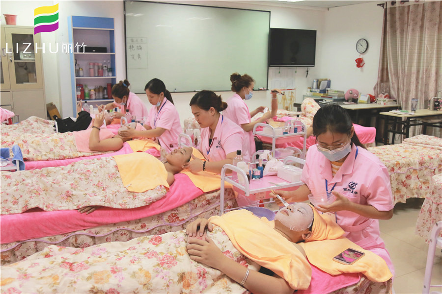 混油皮和混干皮的區(qū)別？廣西人氣高美容學校幫你解答