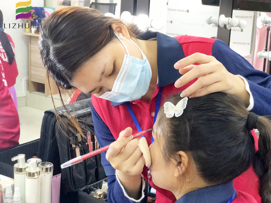 面試的妝容怎么畫？南寧彩妝師培訓教你