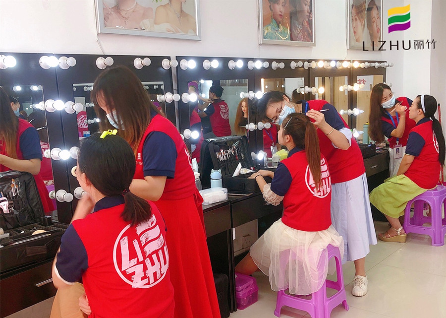 南寧化妝去哪里學(xué)？來(lái)麗竹化妝全能班啊