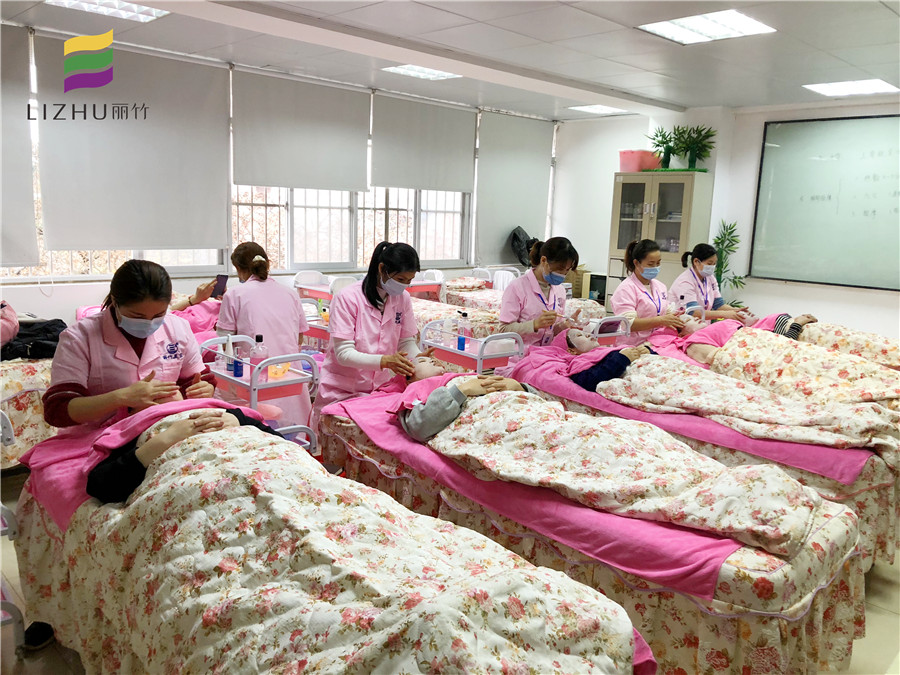 分享敷面膜的隱藏知識，看?南寧哪家美容學校專業(yè)