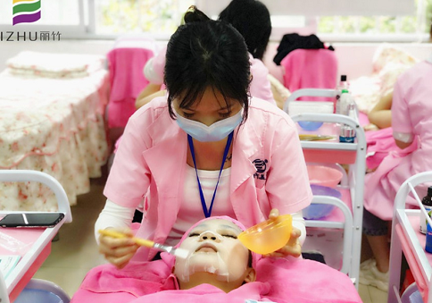 怎么做面部水療？廣西美容課堂上課教你