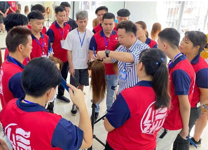 水平線修剪技巧，南寧美發(fā)培訓(xùn)學(xué)校分享給你