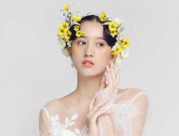 秋天適合哪種口紅色系？廣西專業(yè)化妝培訓給你列清單