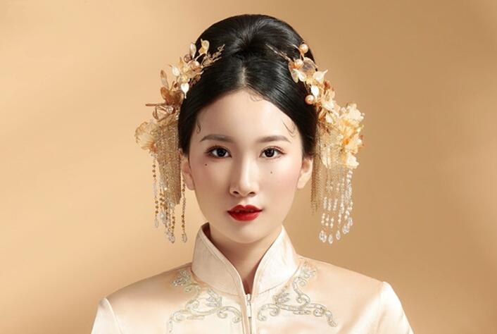 看中式新娘造型魅力，感受南寧化妝學(xué)校實(shí)力