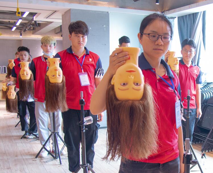 假頭如何梳理頭發(fā)？來(lái)廣西美發(fā)學(xué)習(xí)中心學(xué)習(xí)