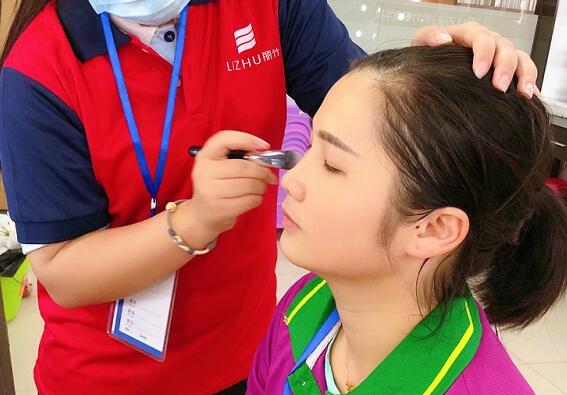 學(xué)刷子涂粉底液教程，知道廣西化妝學(xué)校哪家專業(yè)