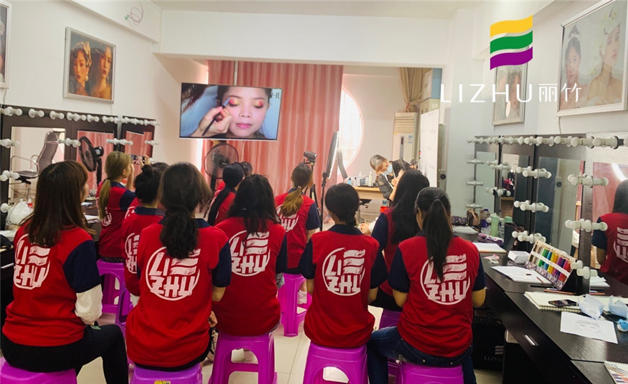 南寧化妝培訓學什么？大地色漸變畫法教程