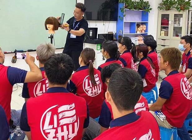 怎么剪平劉海？南寧專業(yè)美發(fā)學(xué)校課堂實(shí)操