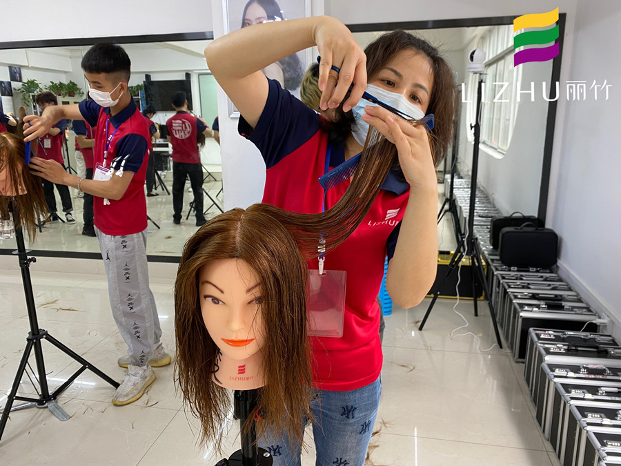 想知道廣西學(xué)美發(fā)哪家正規(guī)？快來(lái)看剪女發(fā)的技巧