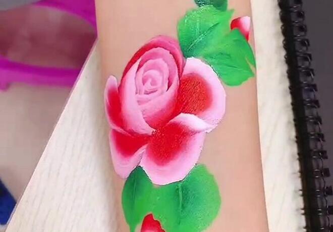 人體3D彩繪無痛紋身，實(shí)力演繹南寧美甲學(xué)校哪家技術(shù)好