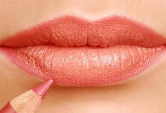 學(xué)畫(huà)唇線的方法，就知道廣西化妝學(xué)校哪家正規(guī)