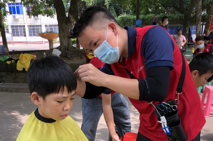 以社區(qū)義務(wù)剪發(fā)的方式，祝老師們教師節(jié)快樂