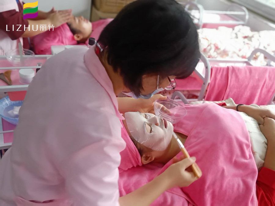 秋季皮膚如何補(bǔ)水？麗竹美容學(xué)校分享技巧